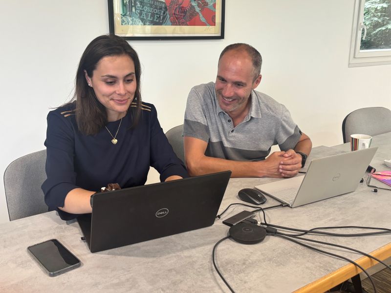 Mathilde Riboud et Jérôme Miny en réunion de travail Agilium