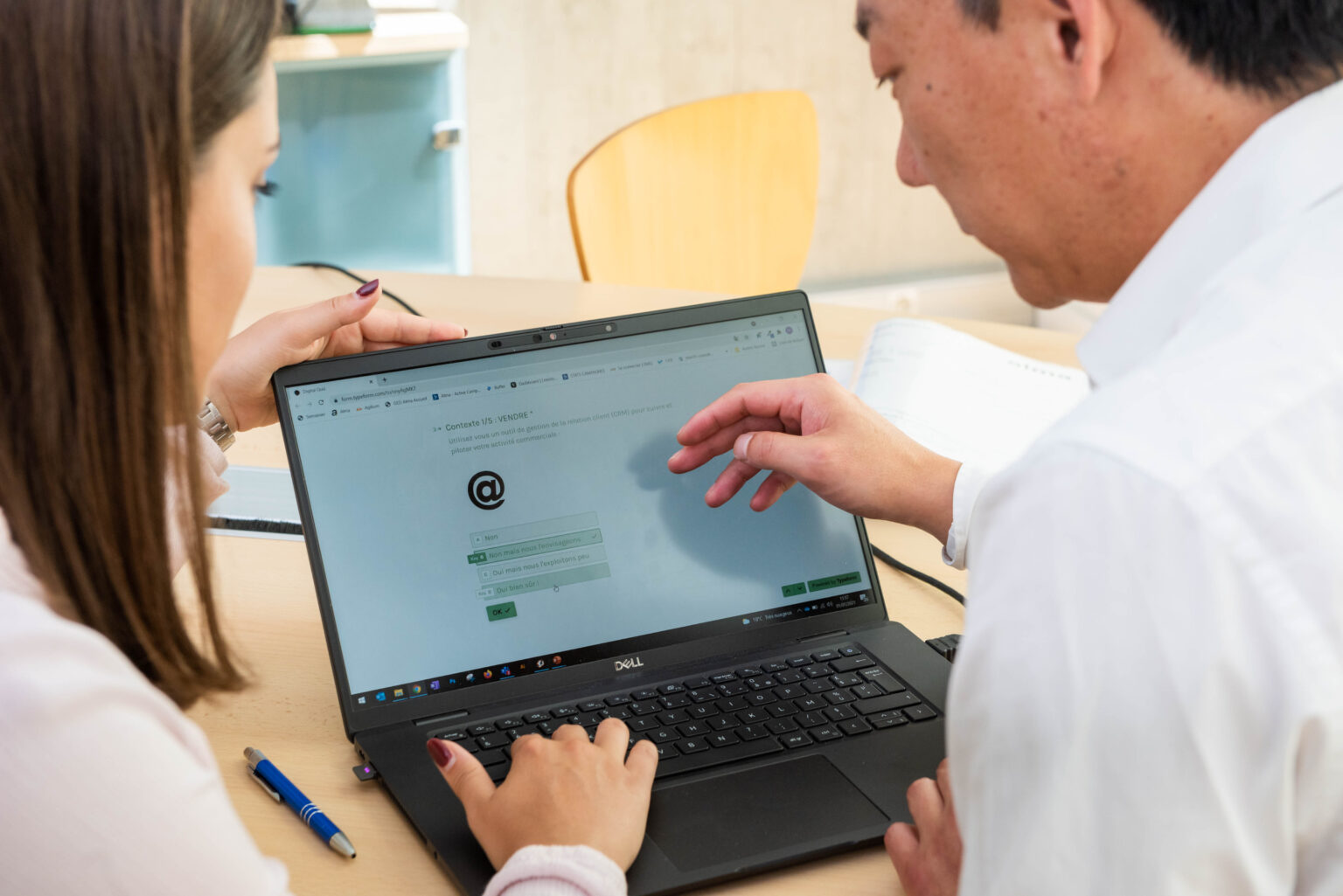 Collaborateur qualité consultant Agilium sur tablette