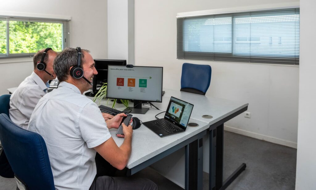Equipe Agilium entrain d'animer un webinaire avec casque Jabra sur la tete
