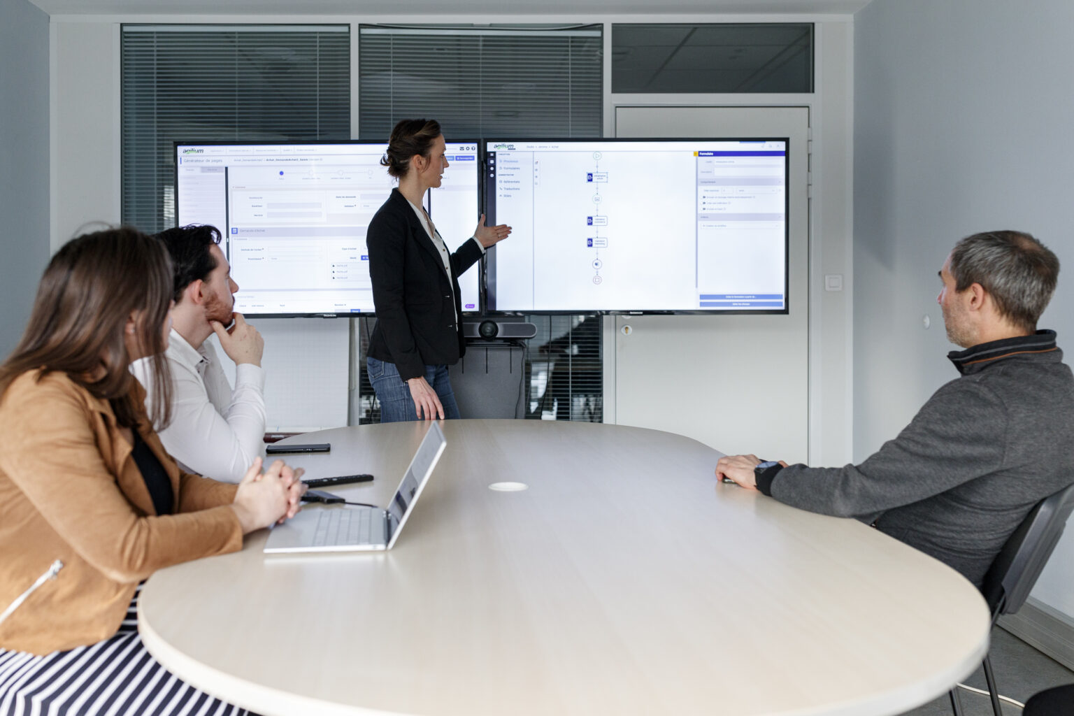 Equipe Agilium en séance de travail sur l'interface du logiciel
